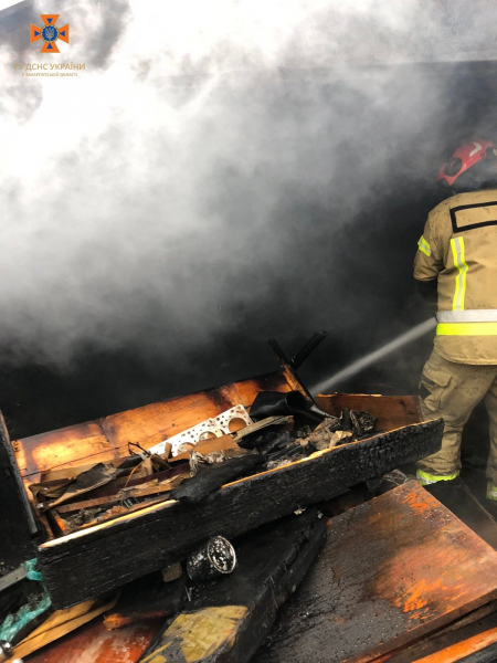 Хотіли зігрітися: В Ужгороді безхатьки спалили два гаражі поблизу нафтобази