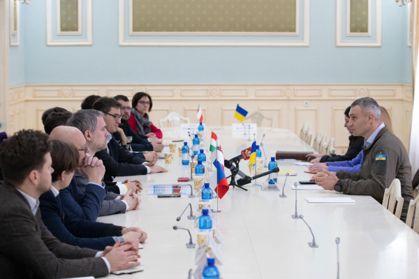 Мери Братислави, Будапешта, Варшави та Праги зустрілися у Києві з Кличком, щоб обговорити подальшу допомогу