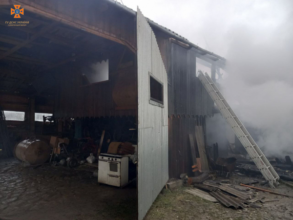 На Мукачівщині рятувальники ліквідовували пожежу у дерев'яній споруді   На Мукачівщині рятувальники ліквідовували пожежу у дерев'яній споруді