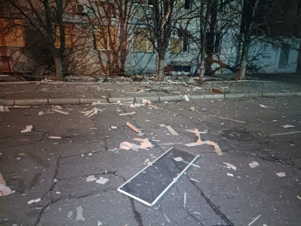 
Армія Росії вдарила по пологовому будинку, школі та поліклініці в Херсоні, є руйнування – фото 