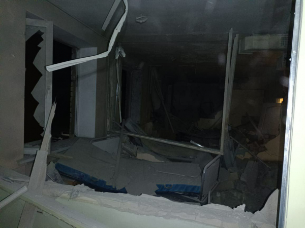 
Армія Росії вдарила по пологовому будинку, школі та поліклініці в Херсоні, є руйнування – фото 