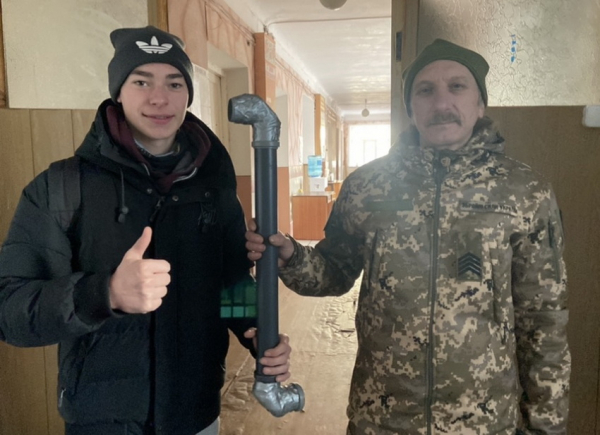 На Вінниччині 15-річний волонтер виготовляє перископи для воїнів на передову
На Вінниччині 15-річний волонтер виготовляє перископи для воїнів на передову