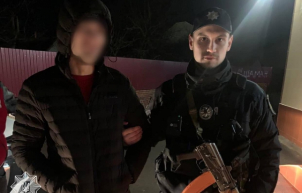 Патрульні затримали закарпатця з пристроєм для куріння "травки" просто на вулиці (ФОТО)