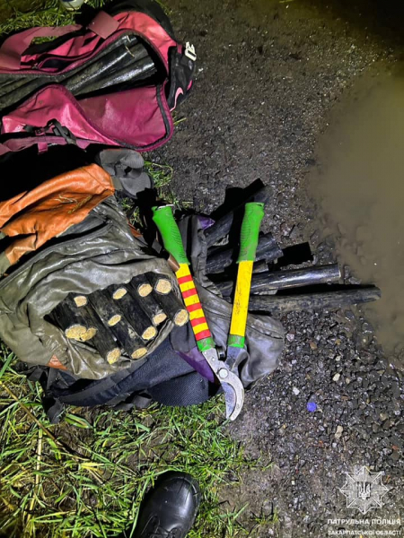 Закарпатець, якого спіймали на крадіжці, "здав" патрульним батька та друга