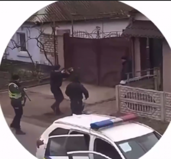  Патрульні під &laquo;дулом&raquo; автомата забирають чоловіка до військкомату: мережею ширили фейк 