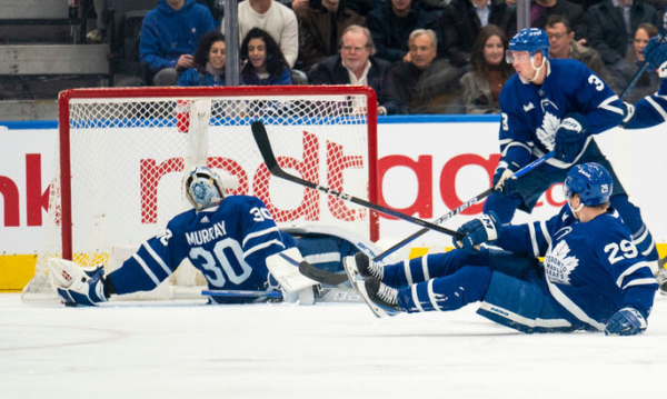 Як у нього це вийшло?! Воротар Торонто у матчі НХЛ за один момент зробив два крутих сейви. ВІДЕО