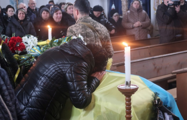  У Перечині навколішки прощалися з полеглим під Бахмутом закарпатцем Михайлом Настичем 