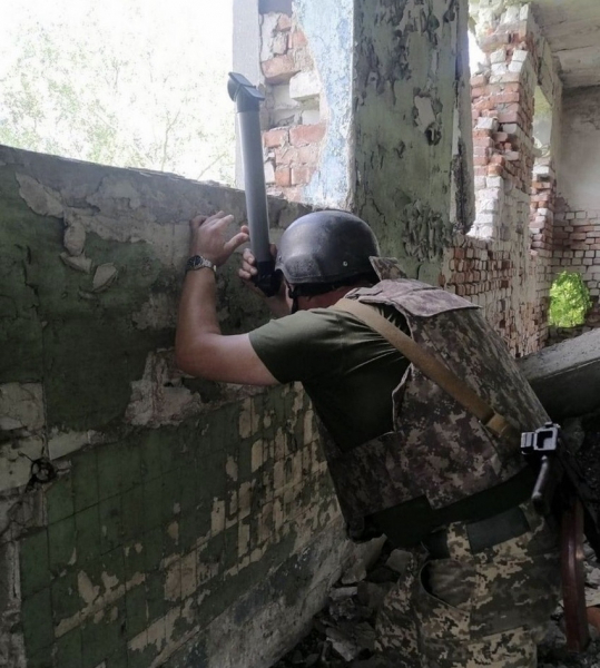 На Вінниччині 15-річний волонтер виготовляє перископи для воїнів на передову
На Вінниччині 15-річний волонтер виготовляє перископи для воїнів на передову