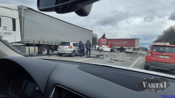  Неподалік Закарпаття сталася масштабна автотроща: рух ускладнено (ФОТО) 