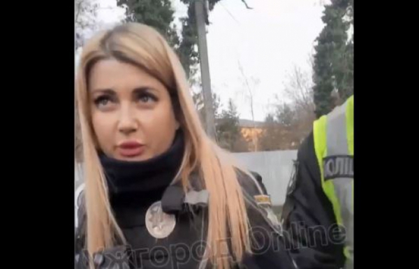  Через скандал на Закарпатті відстронили від служби працівницю поліції (ВІДЕО 18+) 