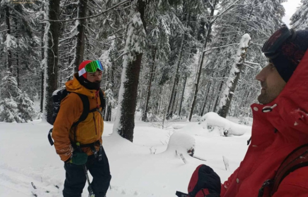 Сніг по пояс: Закарпатські рятувальники показали фото з пошуків туристів