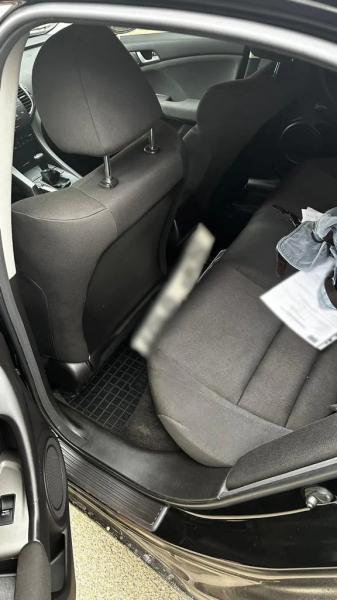  В Ужгороді перехожий здер номерні знаки з дипломатичної автівки, яка припаркувалася на перехожій зоні (ВІДЕО) 