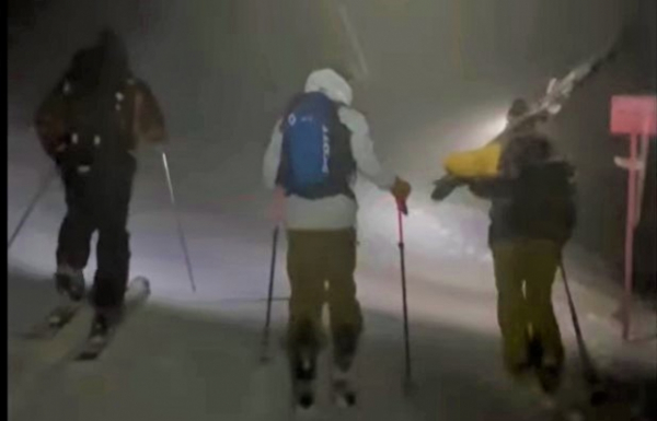 Сніг по пояс: Закарпатські рятувальники показали фото з пошуків туристів