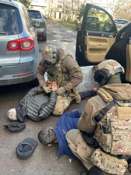  Спецоперація у Мукачеві: під час передачі товару затримали трьох місцевих наркоторговців 