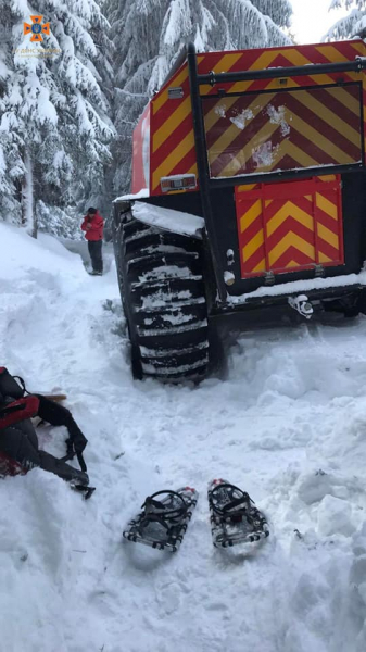 Сніг по пояс: Закарпатські рятувальники показали фото з пошуків туристів