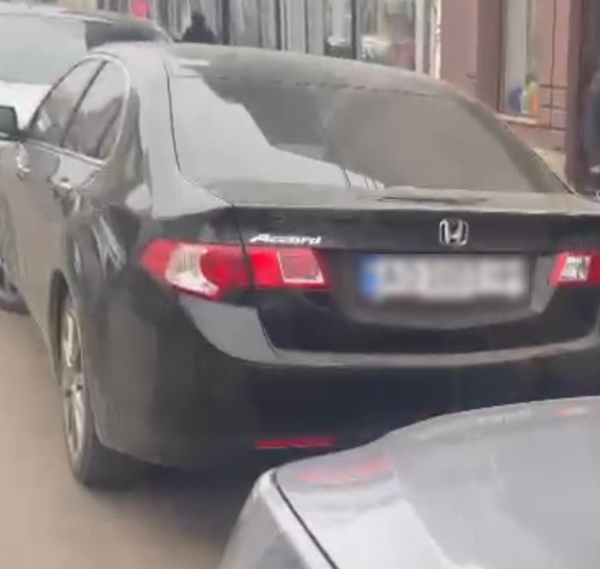  В Ужгороді перехожий здер номерні знаки з дипломатичної автівки, яка припаркувалася на перехожій зоні (ВІДЕО) 