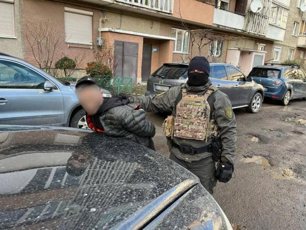  Спецоперація у Мукачеві: під час передачі товару затримали трьох місцевих наркоторговців 