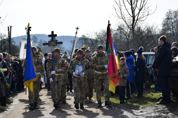 Закарпаття провело в останню дорогу полеглого Героя Руслана Гребенюка (ФОТО)