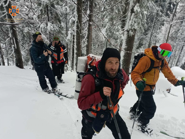 Сніг по пояс: Закарпатські рятувальники показали фото з пошуків туристів