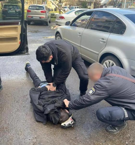  Спецоперація у Мукачеві: під час передачі товару затримали трьох місцевих наркоторговців 