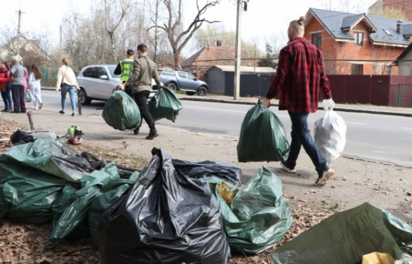 За 5 годин "Екотолоки" в Ужгороді студенти та містяни зібрали близько 100 кубометрів сміття (ФОТО, ВІДЕО)