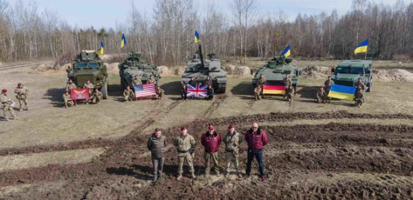 
Резніков разом з десантниками "обкатав" західну бронетехніку. Міністр пілотував Challenger - фото 