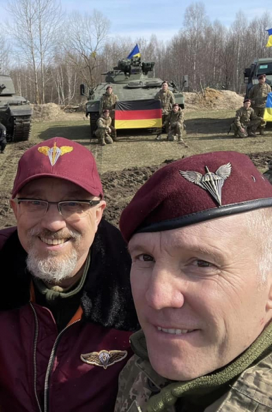 
Резніков разом з десантниками "обкатав" західну бронетехніку. Міністр пілотував Challenger - фото 