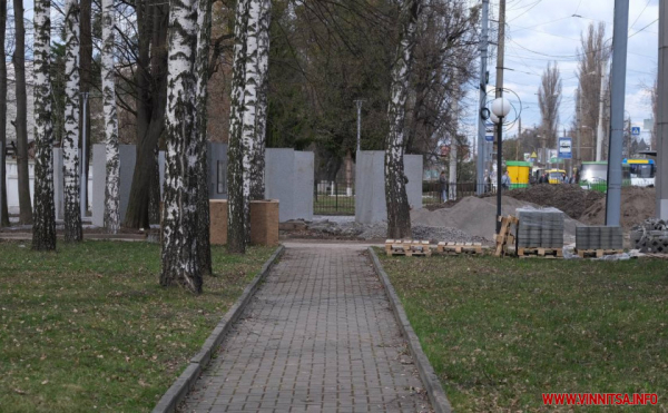 У Вінниці на Меморіалі Визволення зробили колони, на які встановлять плити з іменами загиблих. Фото
У Вінниці на Меморіалі Визволення зробили колони, на які встановлять плити з іменами загиблих. Фото