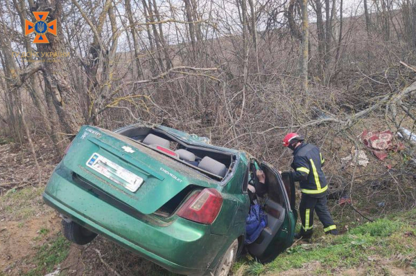 Жахлива автотроща на Вінниччині: легковик злетів з дороги у кювет                     
