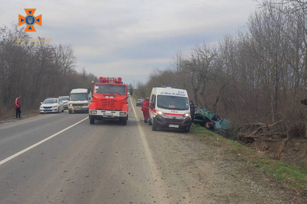 Жахлива автотроща на Вінниччині: легковик злетів з дороги у кювет                     

