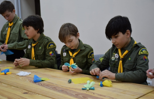 Мукачівські пластуни виготовили обереги для українських захисників (ФОТО)