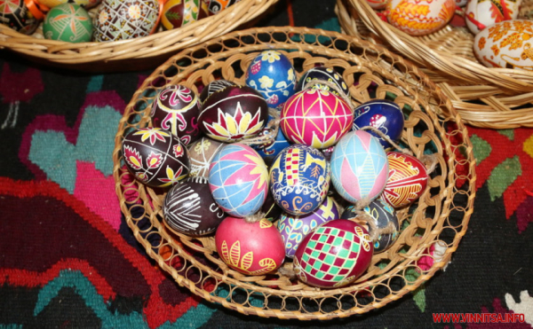 Грицики, бузина і цибуля: майстриня з Вінниччини створює яскраві писанки із природних матеріалів
Грицики, бузина і цибуля: майстриня з Вінниччини створює яскраві писанки із природних матеріалів