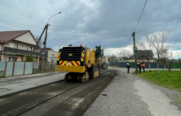 В Мукачеві ремонтують об'їзну (ФОТО) В Мукачеві ремонтують об'їзну (ФОТО)