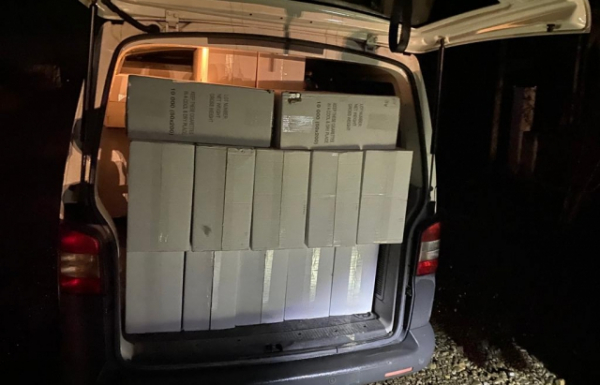 На Тячівщині затримали мікроавтобус, напакований цигарками на майже мільйон (ФОТО, ВІДЕО)