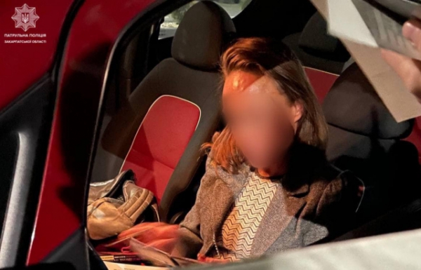 В Ужгороді спіймали жінку за кермом Mitsubishi "під кайфом" та без прав (ФОТО)