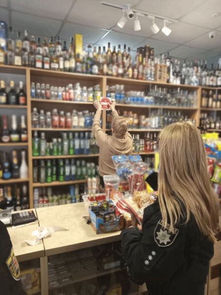 На Закарпатті правоохоронці нагадали продавцям про покарання за продаж неповнолітнім алкоголю та цигарок На Закарпатті правоохоронці нагадали продавцям про покарання за продаж неповнолітнім алкоголю та цигарок