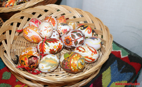 Грицики, бузина і цибуля: майстриня з Вінниччини створює яскраві писанки із природних матеріалів
Грицики, бузина і цибуля: майстриня з Вінниччини створює яскраві писанки із природних матеріалів