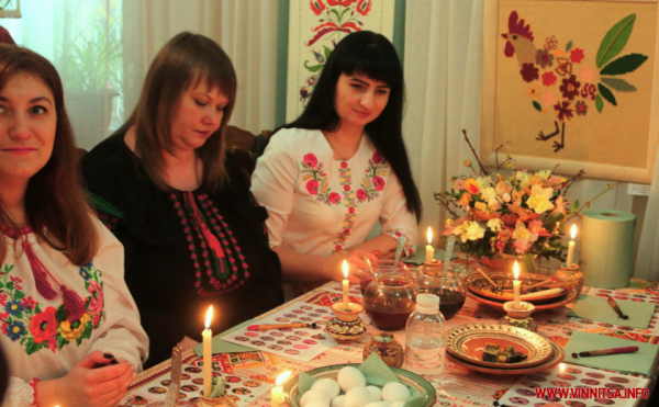 Грицики, бузина і цибуля: майстриня з Вінниччини створює яскраві писанки із природних матеріалів
Грицики, бузина і цибуля: майстриня з Вінниччини створює яскраві писанки із природних матеріалів