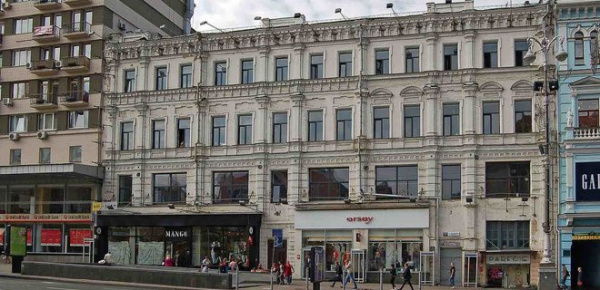 
В Киеве на Крещатике пожар в корпусе университета имени Карпенко-Карого 