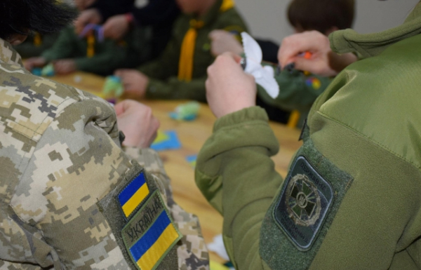 Мукачівські пластуни виготовили обереги для українських захисників (ФОТО)