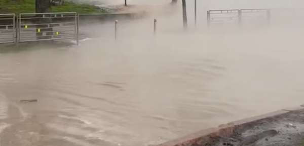 
В Киеве на бульваре Дружбы народов прорыв теплотрассы, образовалась пробка &ndash; видео 
