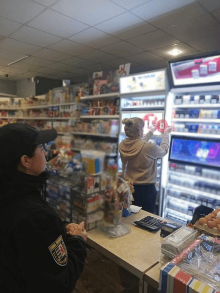 На Закарпатті правоохоронці нагадали продавцям про покарання за продаж неповнолітнім алкоголю та цигарок На Закарпатті правоохоронці нагадали продавцям про покарання за продаж неповнолітнім алкоголю та цигарок