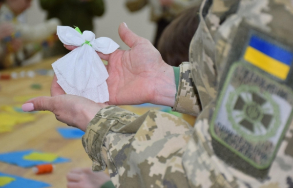 Мукачівські пластуни виготовили обереги для українських захисників (ФОТО)