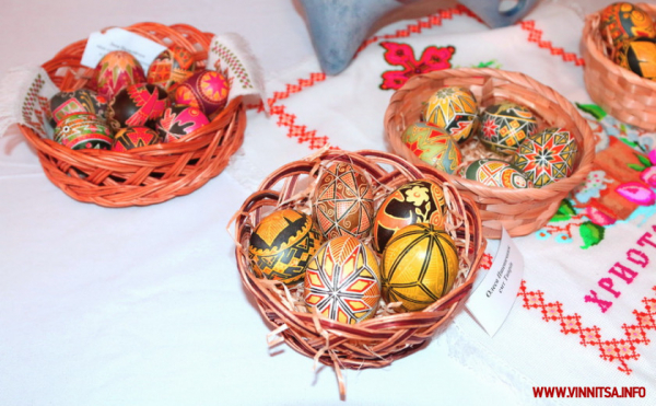 Грицики, бузина і цибуля: майстриня з Вінниччини створює яскраві писанки із природних матеріалів
Грицики, бузина і цибуля: майстриня з Вінниччини створює яскраві писанки із природних матеріалів