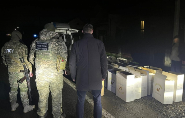 На Тячівщині затримали мікроавтобус, напакований цигарками на майже мільйон (ФОТО, ВІДЕО)