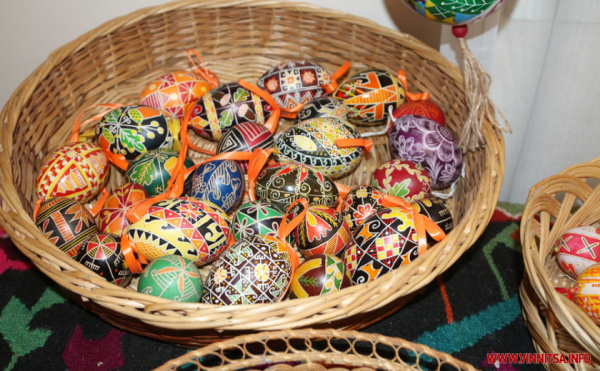 Грицики, бузина і цибуля: майстриня з Вінниччини створює яскраві писанки із природних матеріалів
Грицики, бузина і цибуля: майстриня з Вінниччини створює яскраві писанки із природних матеріалів