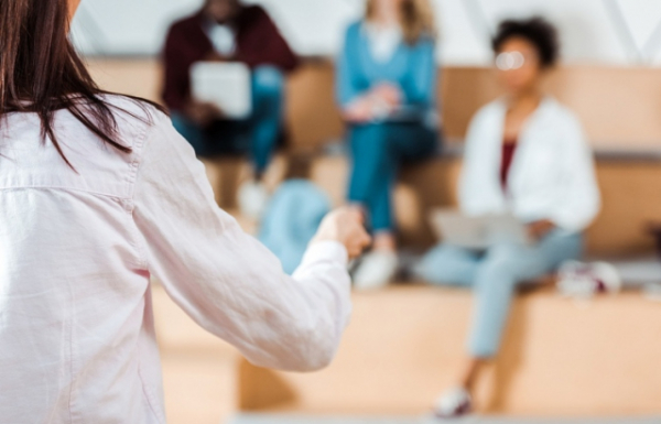 Викладачка в Ірпені відмовилася проводити пари українською: Як відреагували в МОН