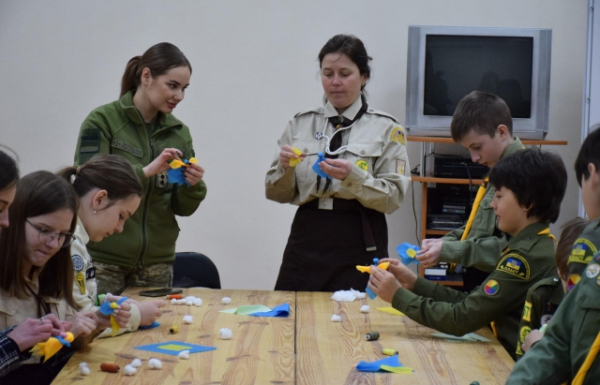 Мукачівські пластуни виготовили обереги для українських захисників (ФОТО)