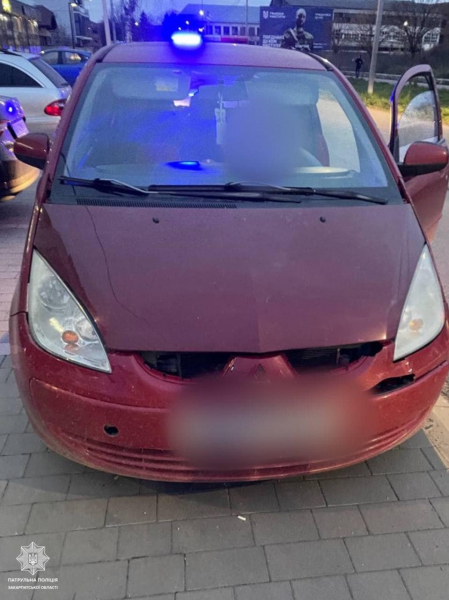В Ужгороді спіймали жінку за кермом Mitsubishi "під кайфом" та без прав (ФОТО)