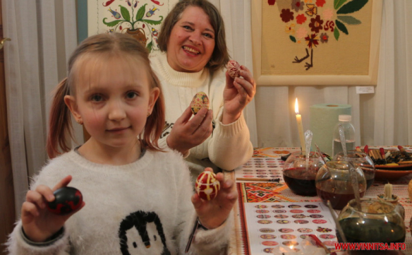 Грицики, бузина і цибуля: майстриня з Вінниччини створює яскраві писанки із природних матеріалів
Грицики, бузина і цибуля: майстриня з Вінниччини створює яскраві писанки із природних матеріалів